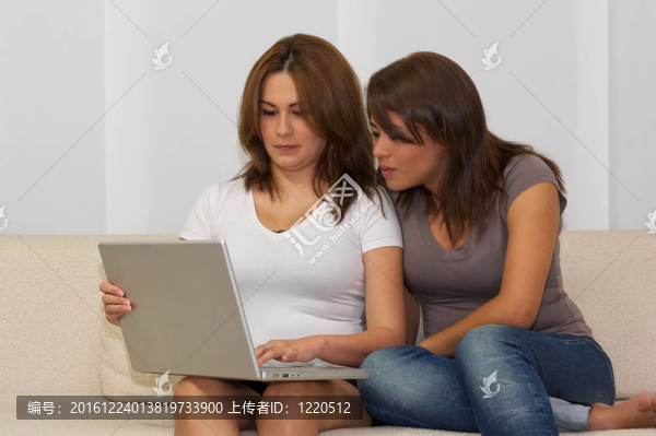 兩個帶筆記本電腦的女人
