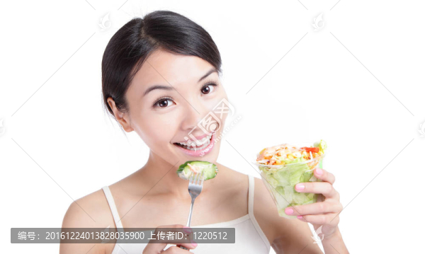 少女笑著吃沙拉