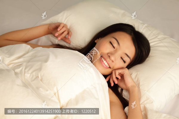 年輕女孩晚上睡得很安穩(wěn)