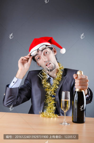 醉酒商人辦公室圣誕派對(duì)