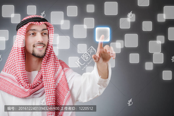 年輕阿拉伯人按下虛擬按鈕