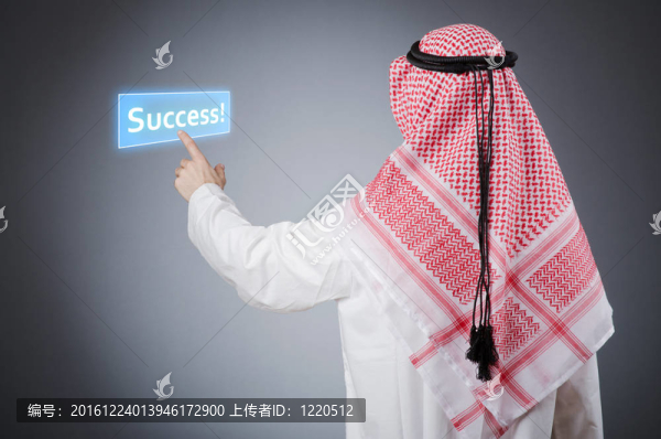 年輕阿拉伯人按下虛擬按鈕