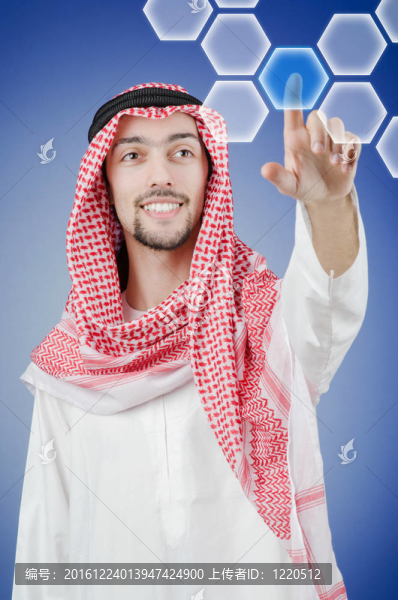 年輕阿拉伯人按下虛擬按鈕