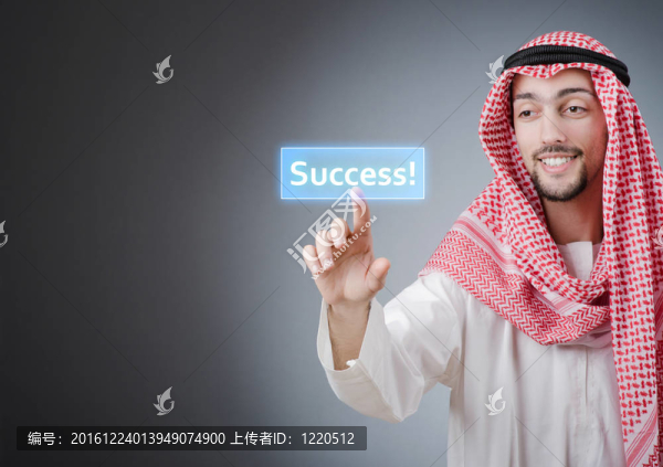 年輕阿拉伯人按下虛擬按鈕