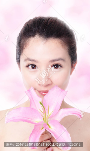 女人臉上有粉紅色的百合花