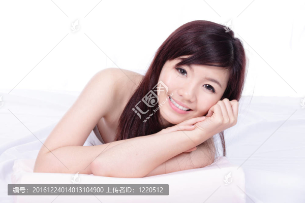 床上的女人沙發(fā)和微笑
