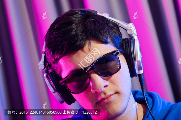 年輕的DJ播放他的音樂