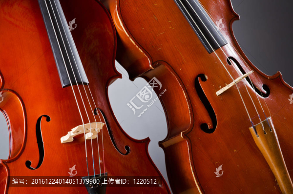 在黑暗的房間里音樂的大提琴
