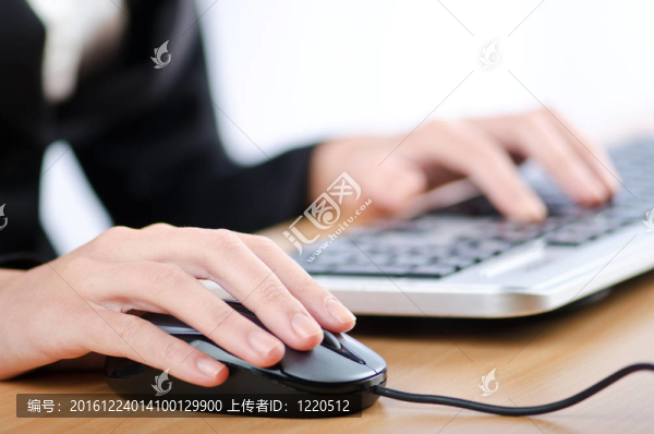 鍵盤上的手打字