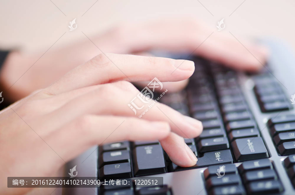 鍵盤上的手打字