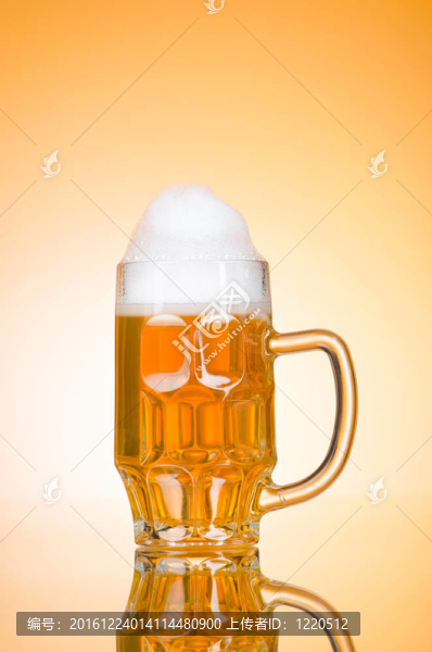 桌上啤酒杯