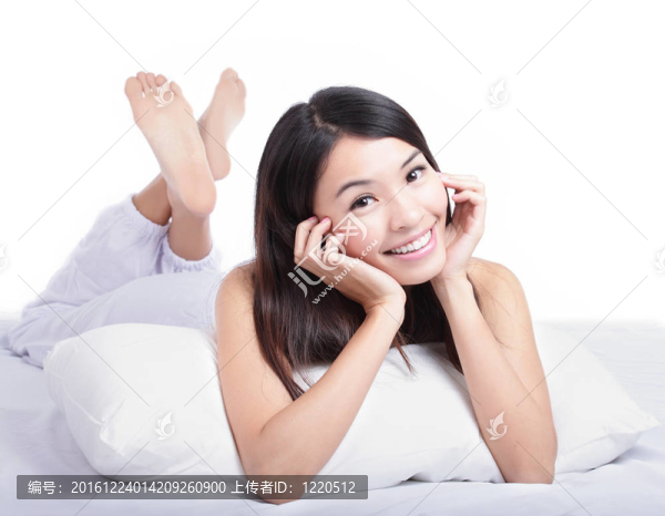 幸福女子笑臉躺在床上的肖像