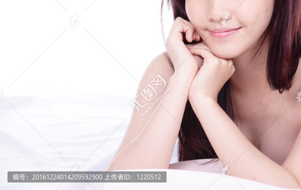 女人微笑的嘴靠近床