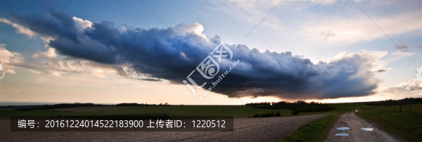 迷人的景觀與風暴的天空在農(nóng)村丘陵