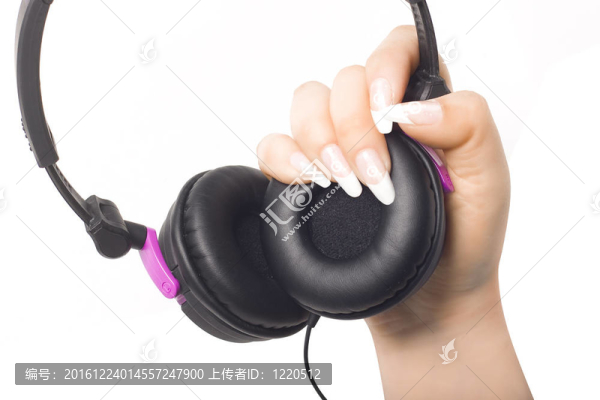女孩手上的耳機(jī)