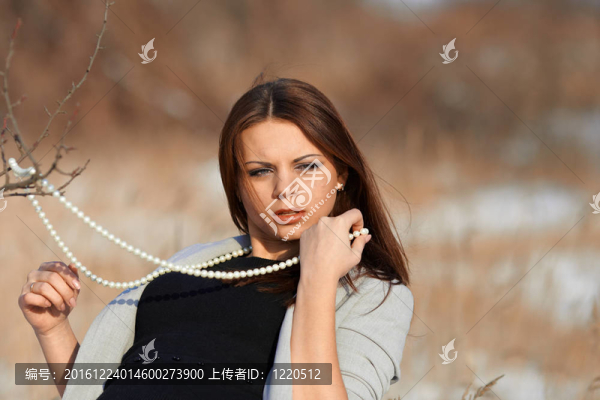 美麗的女孩在冬天