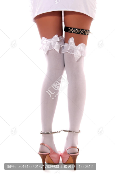 穿白色連衣裙和白襪子的女人