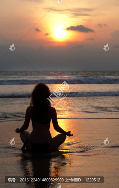 一個漂亮的女人在海邊的巖石剪影