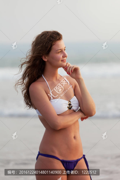 美麗的女孩在海灘上穿著游泳衣