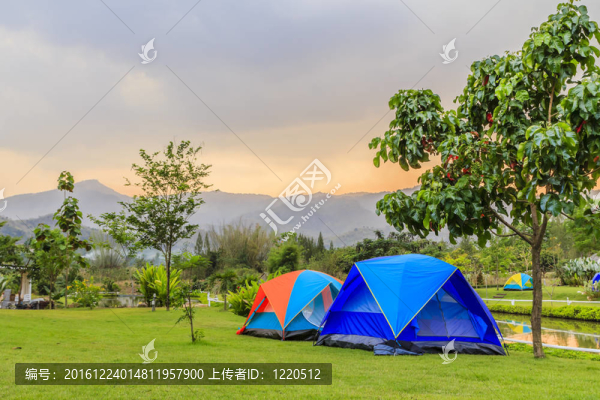 營地日落在山景觀。