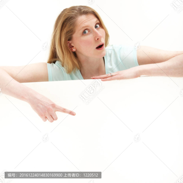 女子指著空白的跡象驚訝