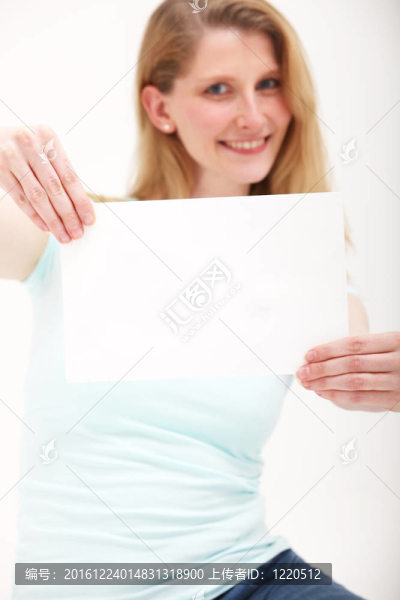 抱著空紙的快樂女孩