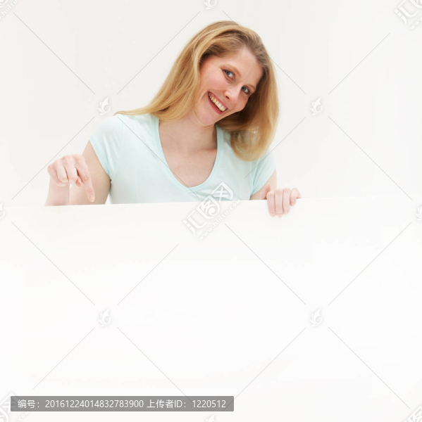 幸福女子指著空白板