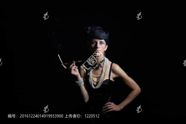女人與香煙舊貨帽子