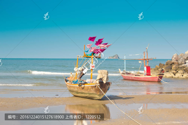 漁船在海灘上