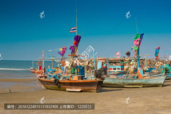 漁船在海灘上