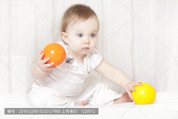 小孩玩玩具