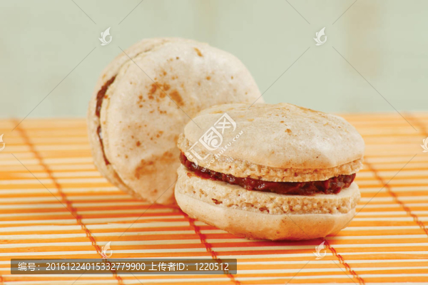 兩蛋白杏仁餅干在竹桌布的靜物