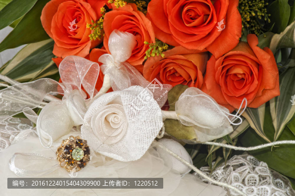 結婚戒指和鮮花