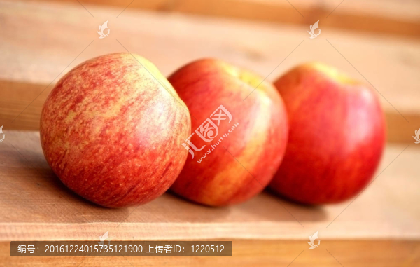 三個(gè)新鮮的紅蘋(píng)果在董事會(huì)上
