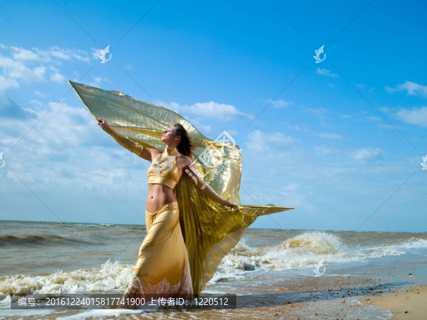 一個打扮成海妖的女人