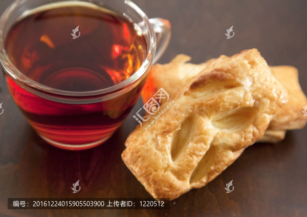 奶油泡芙點(diǎn)心和一杯茶