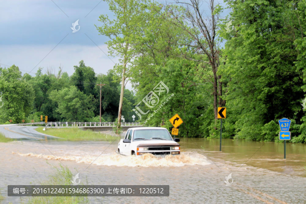 駕車穿越洪水