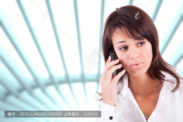 打電話的年輕女人