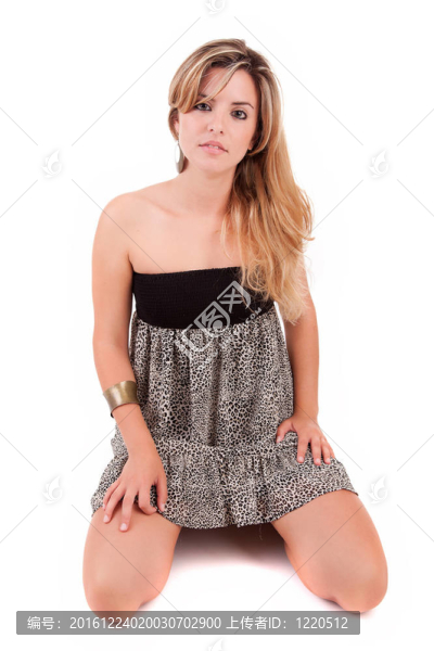 年輕漂亮的女人擺姿勢