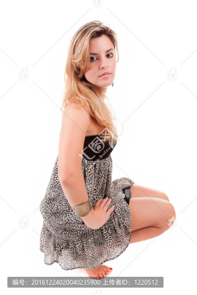 年輕漂亮的女人擺姿勢