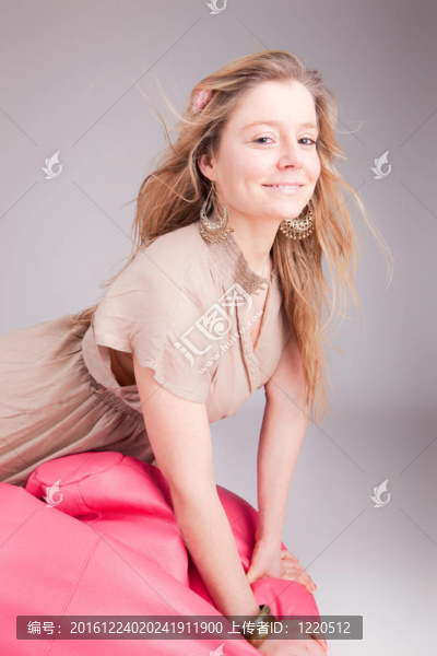 年輕漂亮的女人擺姿勢