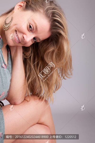 坐在椅子上的美女