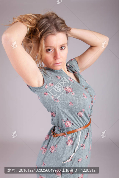 年輕漂亮的女人擺姿勢