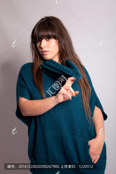 年輕漂亮的女人擺姿勢