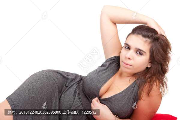 年輕漂亮的女人擺姿勢