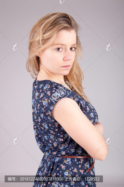 年輕漂亮的女人擺姿勢(shì)