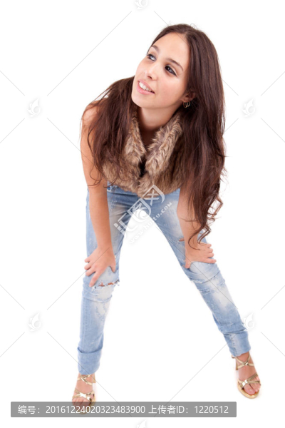 年輕漂亮的女人擺姿勢