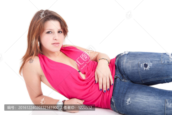 年輕漂亮的女人擺姿勢