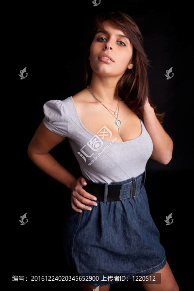 年輕漂亮的女人擺姿勢