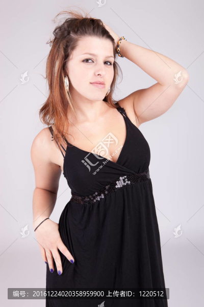 年輕漂亮的女人擺姿勢